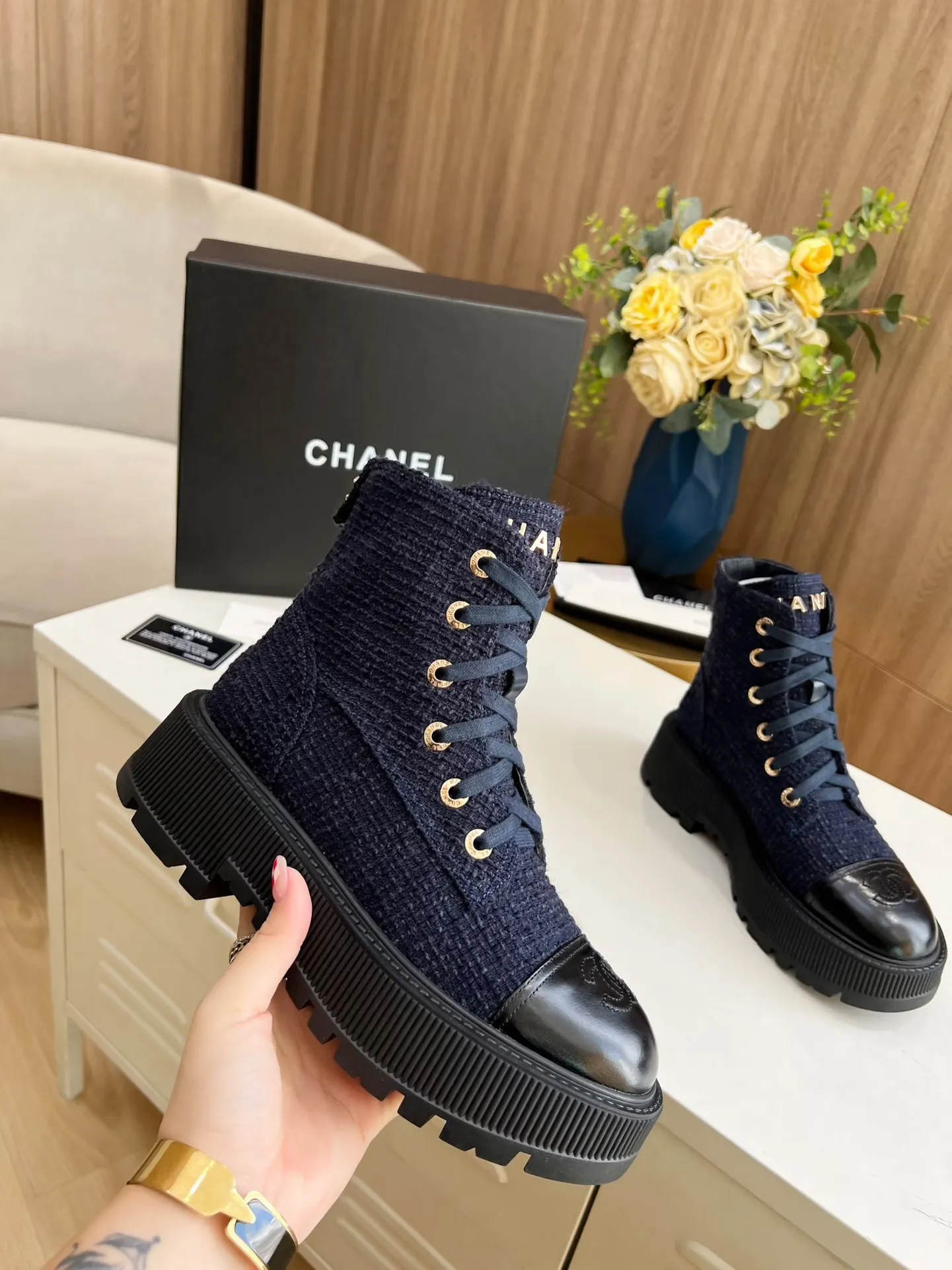 👟👟Ex-factory price 560👟👟 The original model of the new autumn and winter Chanel ankle boots✅ The strap design is super easy to put on and take off, the toe logo is electro-embroidered, the tongue is also a metal brand logo, fabric: special material, lining/foot pads: cow lining, ultra-light rubber non-slip and wear-resistant outsole, color: black, white, blue, code number: 34-41 (34, 41 need to be customized) Packaging: cloth bag card